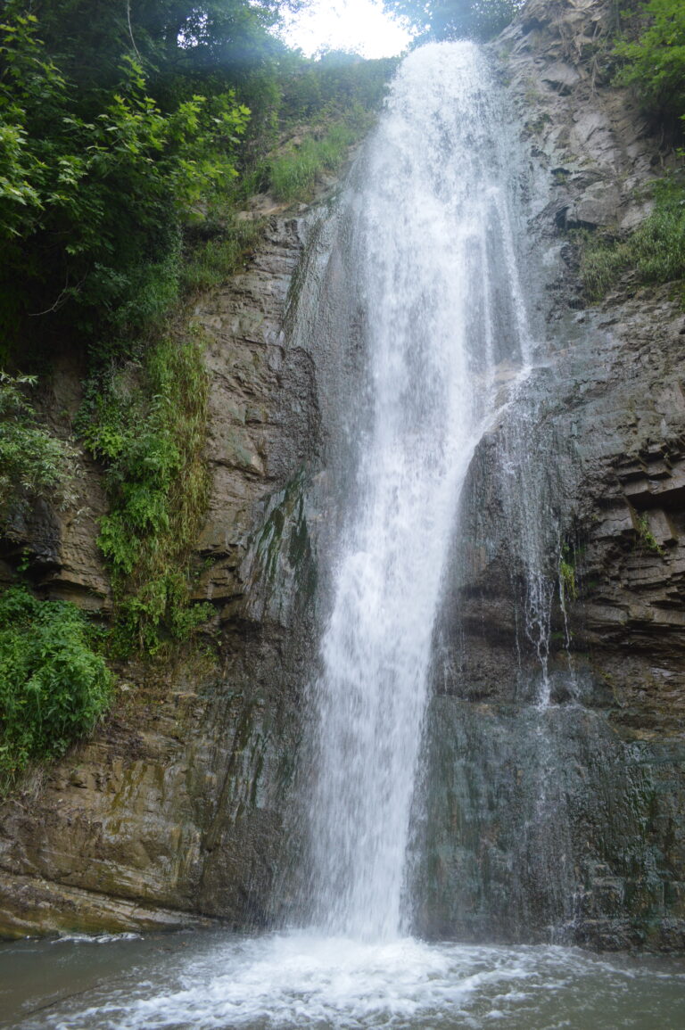 Ūdens – Dzīvības Spogulis starp Zemi, Debesīm un Cilvēka Ķermeni