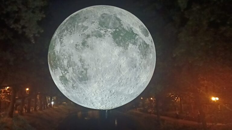 Pilnmēness neizvēlas emocijas. Tas tikai tās pastiprina